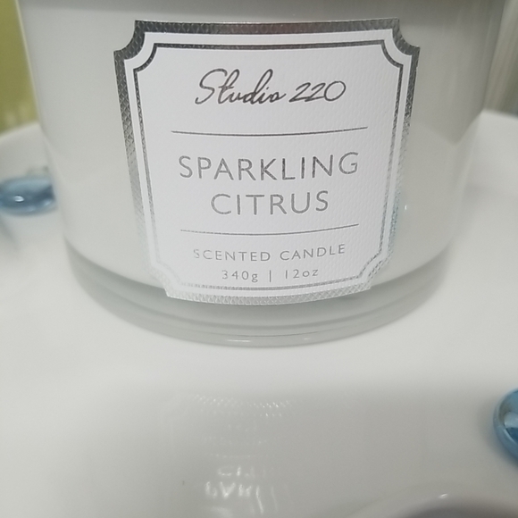 Fresh Llinen Scented Candle 14 oz - Picture 2 of 6